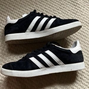 Adidas gazelle in black and white men’s size 6/ women’s size 8